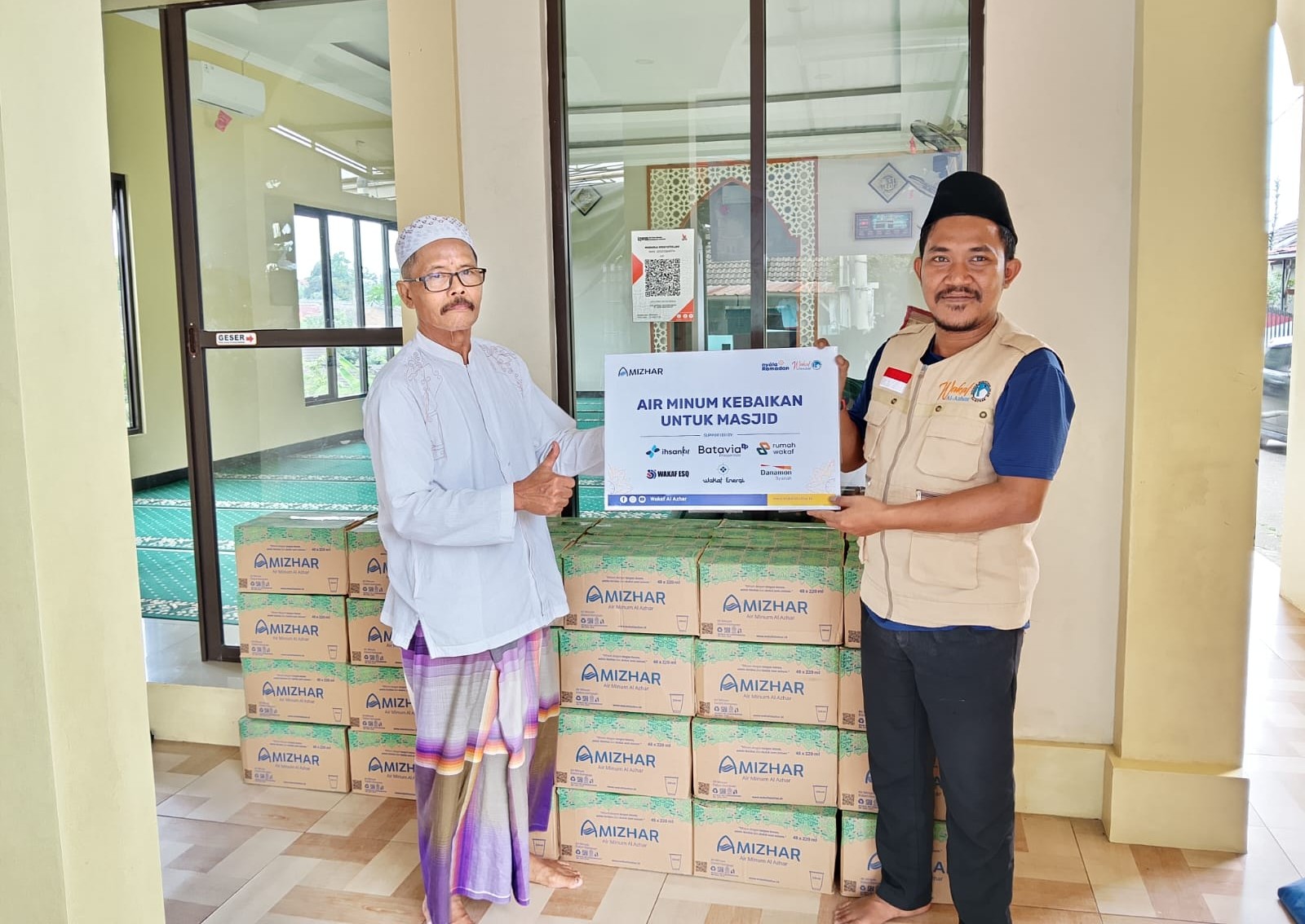 Semarakkan Ramadan, Wakaf Al Azhar Salurkan Air Minum "Amizhar" untuk Operasional Masjid